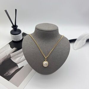 Elegant Gold Pendant Necklace